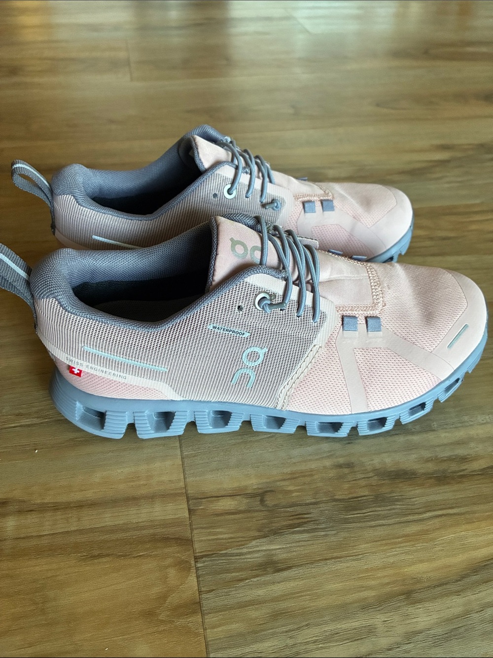 On Cloud Waterproof Running Pink and Gray Lightweight Athletic Sneake